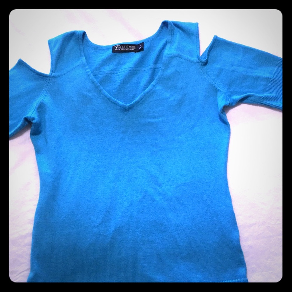 Cold shoulder lightweight short sleeve knit top